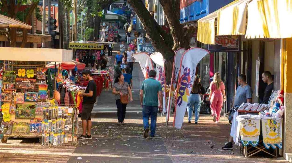 Foz do Iguaçu oferta quase 500 empregos, do comércio aos serviços