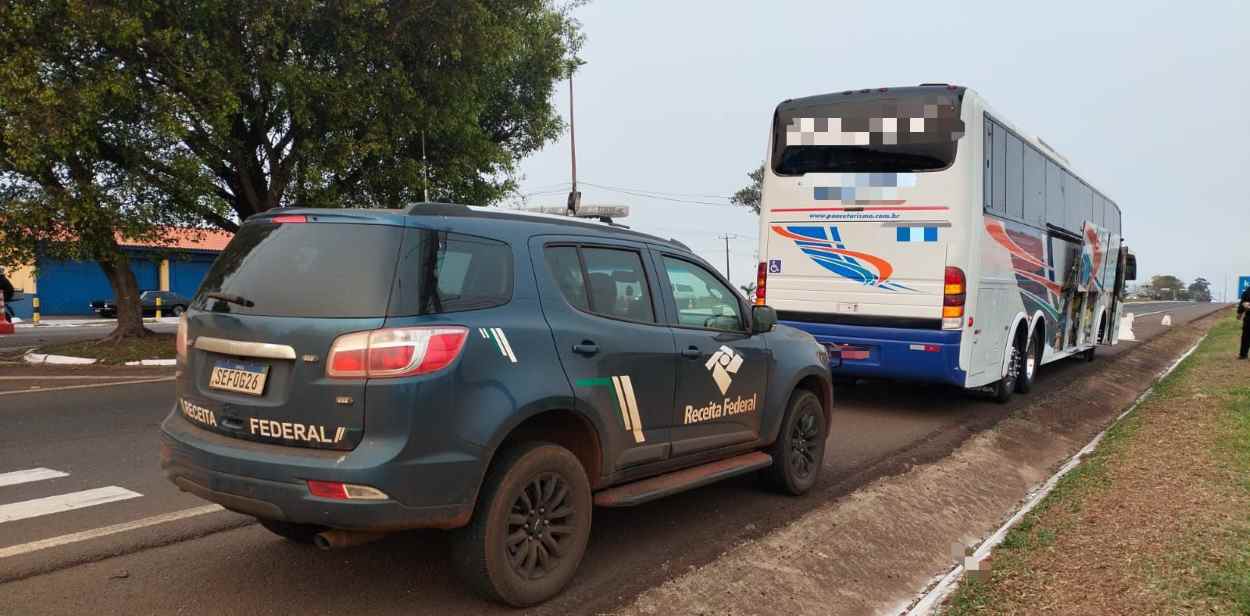 Ônibus de ‘turismo’ é confiscado com meio milhão em importados na fronteira
