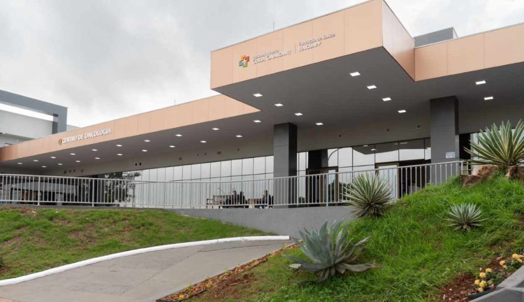 Médicos abordam tratamento de câncer e desafios em evento aberto para a população