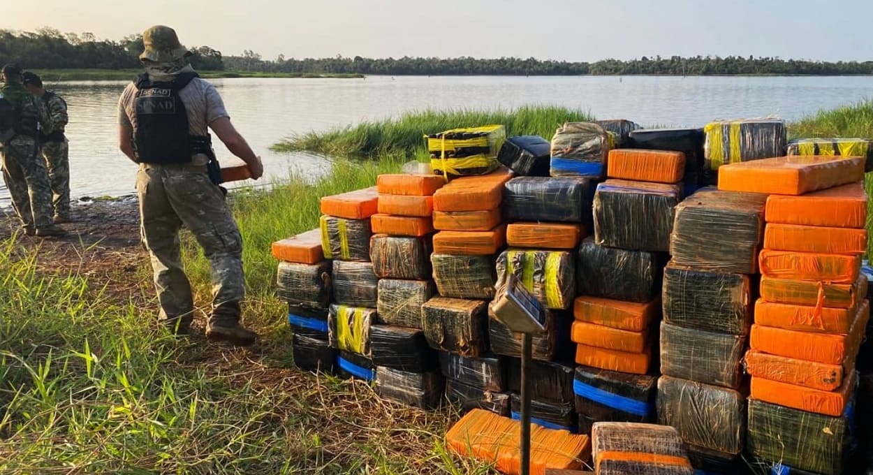 Marinha do Paraguai faz grande apreensão de maconha no lago de Itaipu