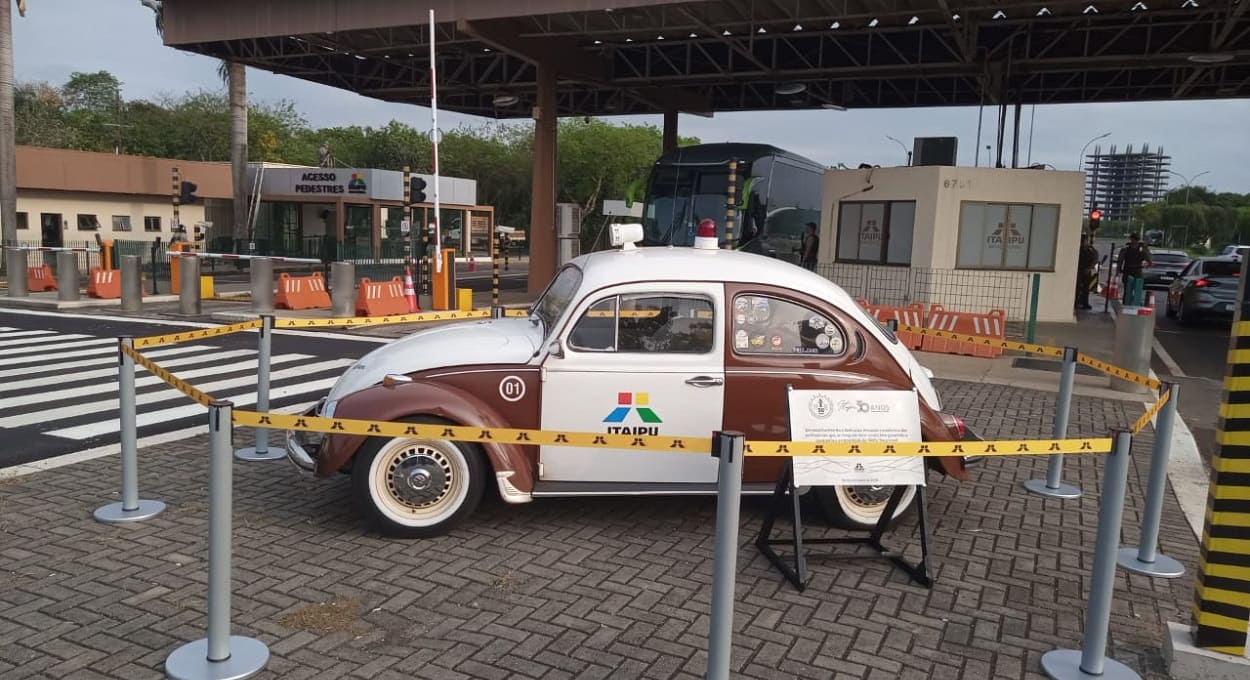 Fuscas temáticos da “Polícia de Itaipu” estão em exposição