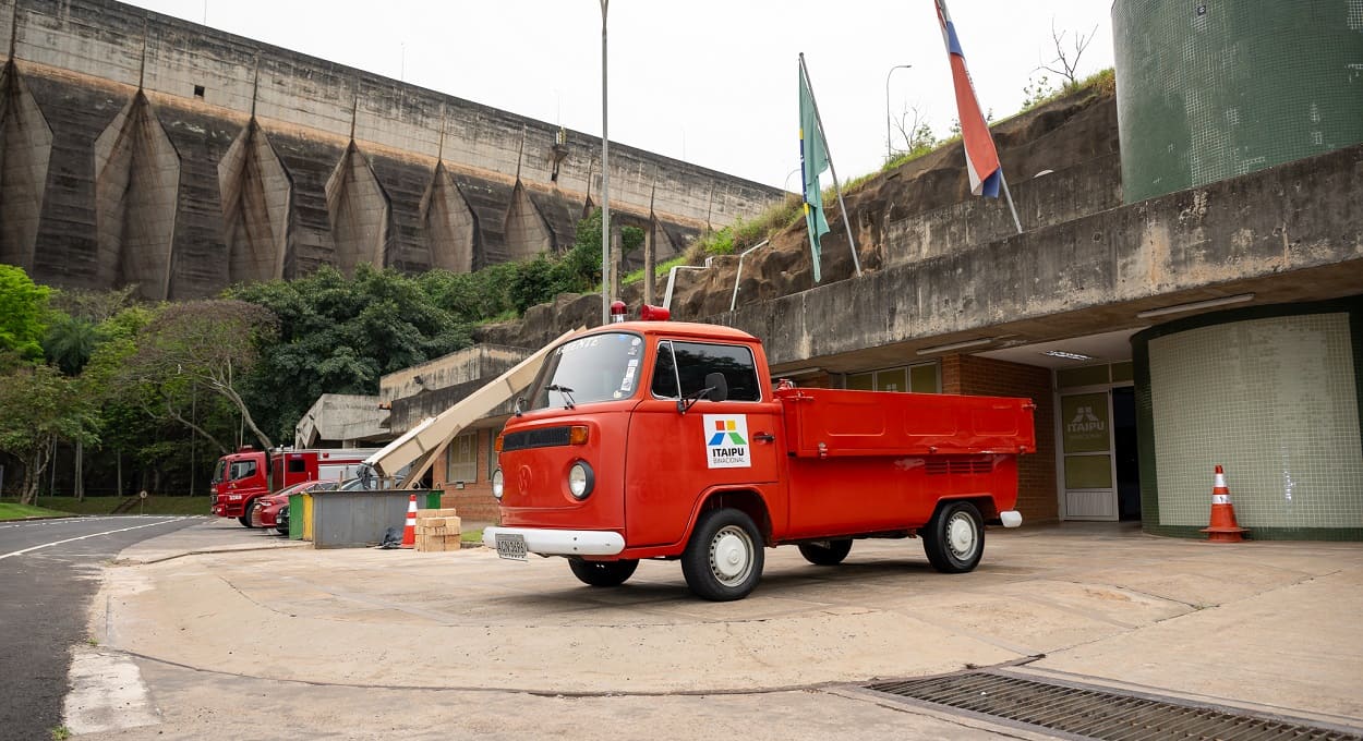 Última Kombi vermelha de Itaipu retorna à usina após “aposentadoria”