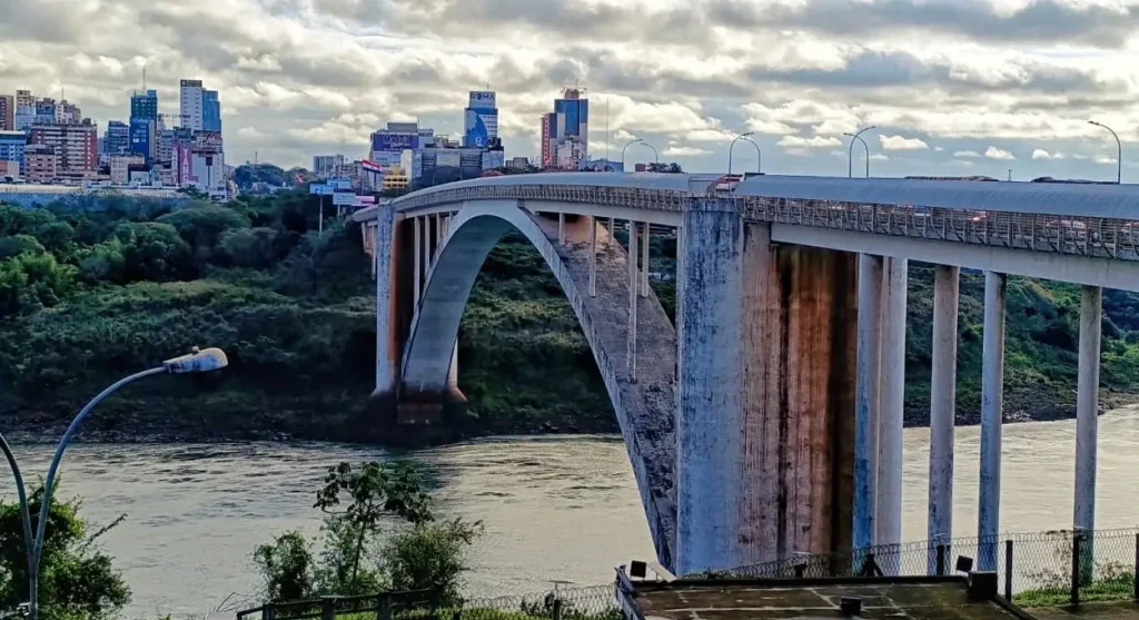 Comércio do Paraguai está aberto normalmente neste sábado (12)