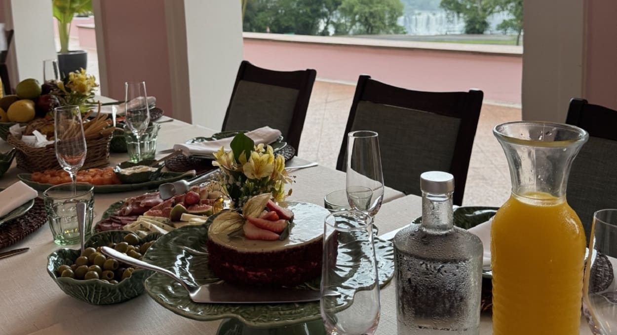 Jornalistas estrangeiros fazem turismo de luxo em Foz do Iguaçu