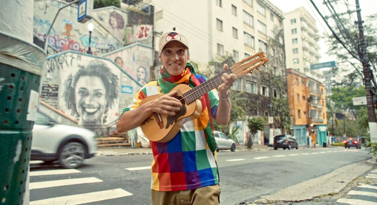 Manu Chao durante lançamento do vídeo da música São Paulo Motoboy. Foto: Divulgação/Site Oficial