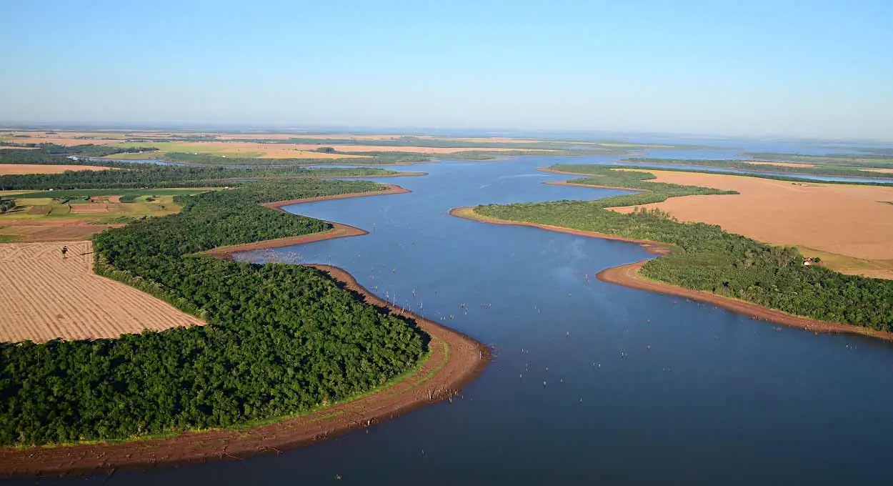 Lago de Itaipu permite múltiplas atividades associadas ao turismo, como passeios e pesca esportiva. Foto: Marcos Labanca/H2FOZ
