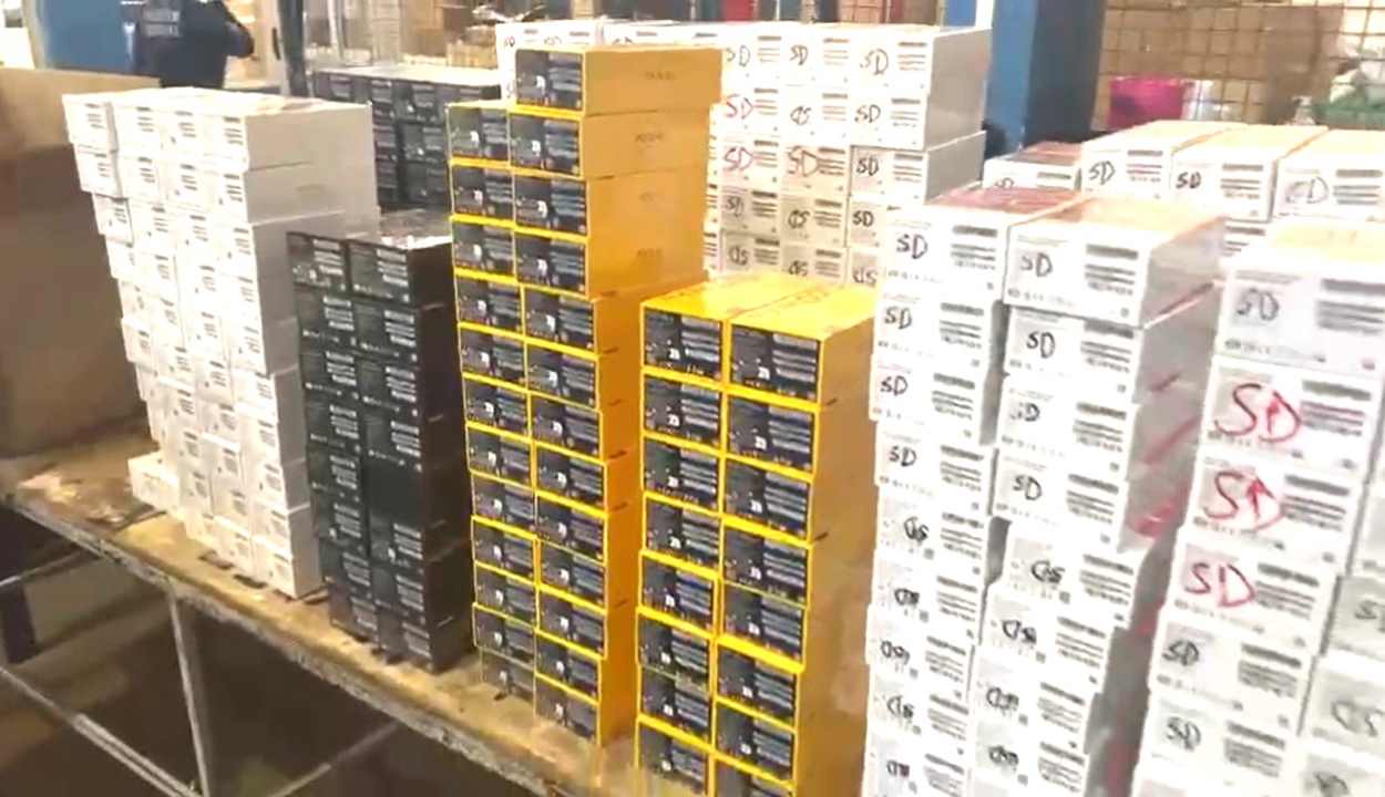 Apreensão na Vila Portes inclui 550 smartphones e duas mil garrafas de vinho