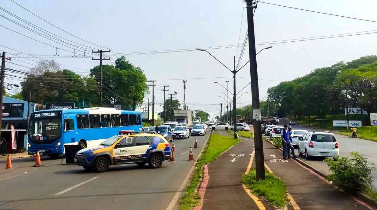 Avenida Tancredo Neves terá bloqueio nas duas pistas perto do viaduto