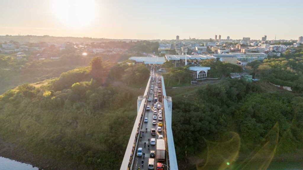 Caminhão com R$ 150 mil em celular e vape é recolhido na Ponte da Amizade