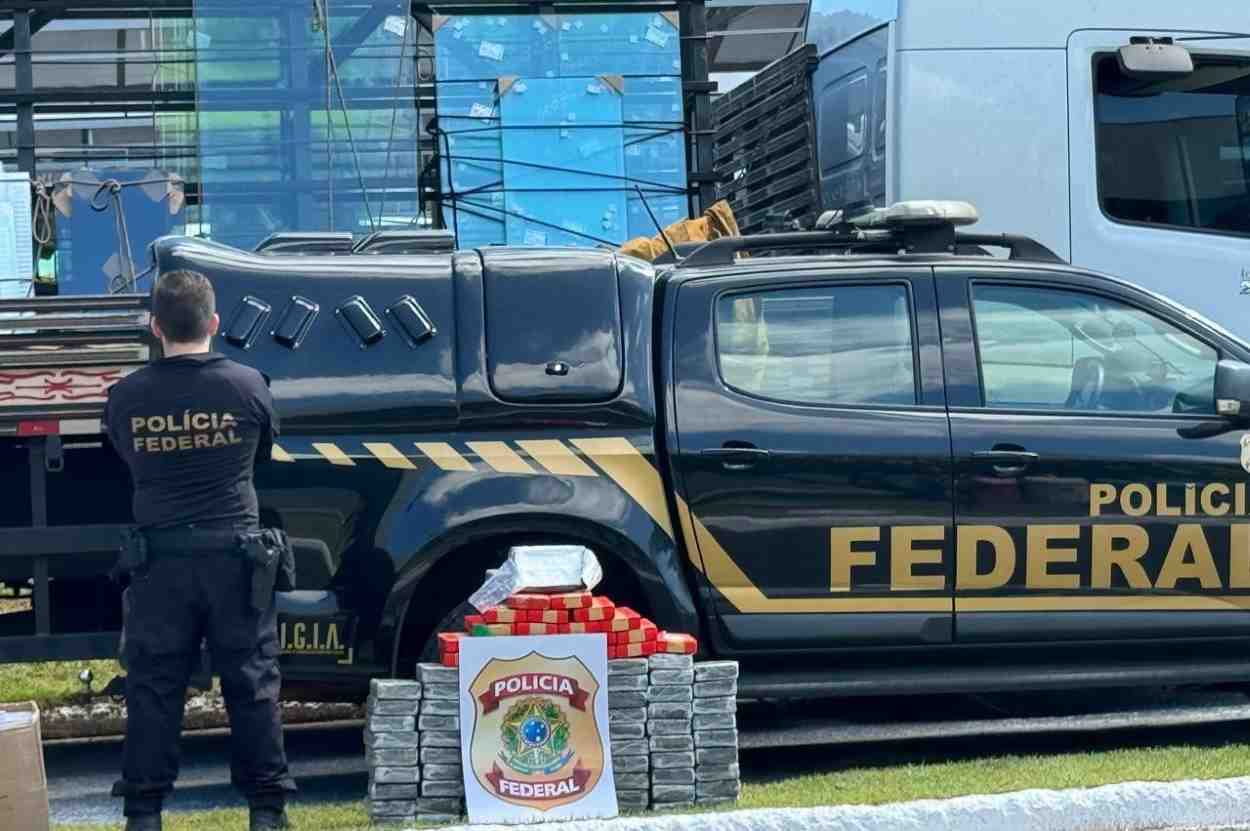 Motorista e ajudante são presos com 100 quilos de cocaína na BR-277