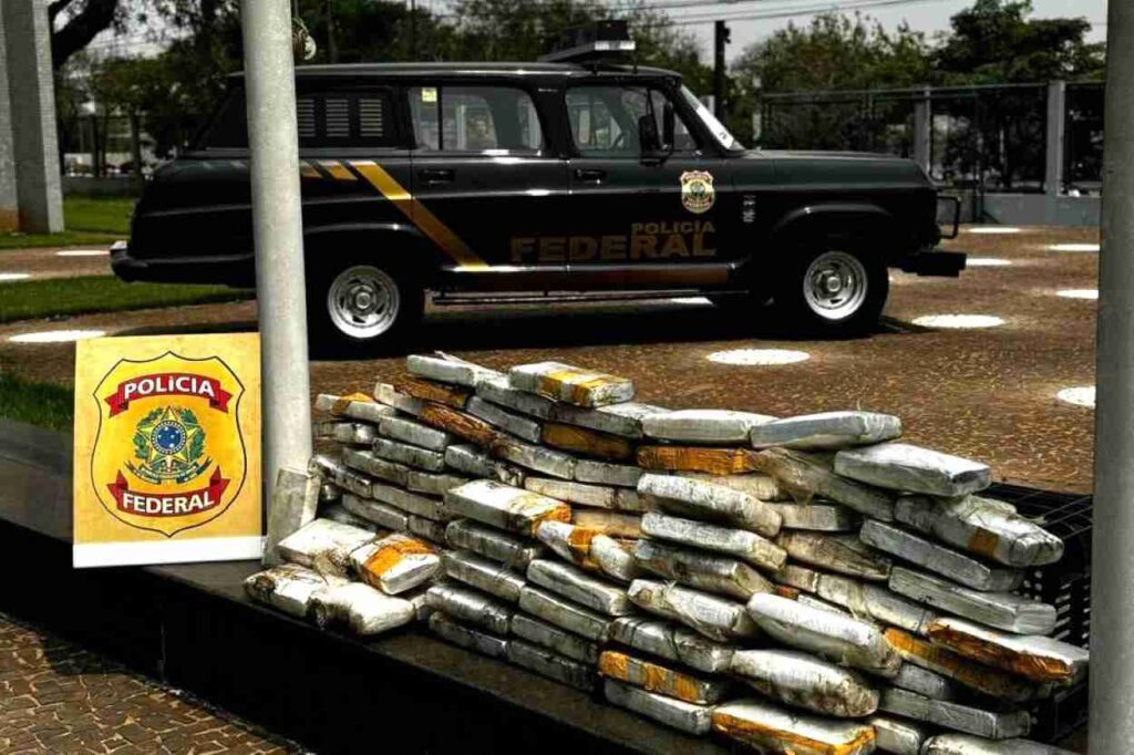 Caminhoneiro ‘cai’ com 100 quilos de cocaína na BR-277 na região fronteiriça