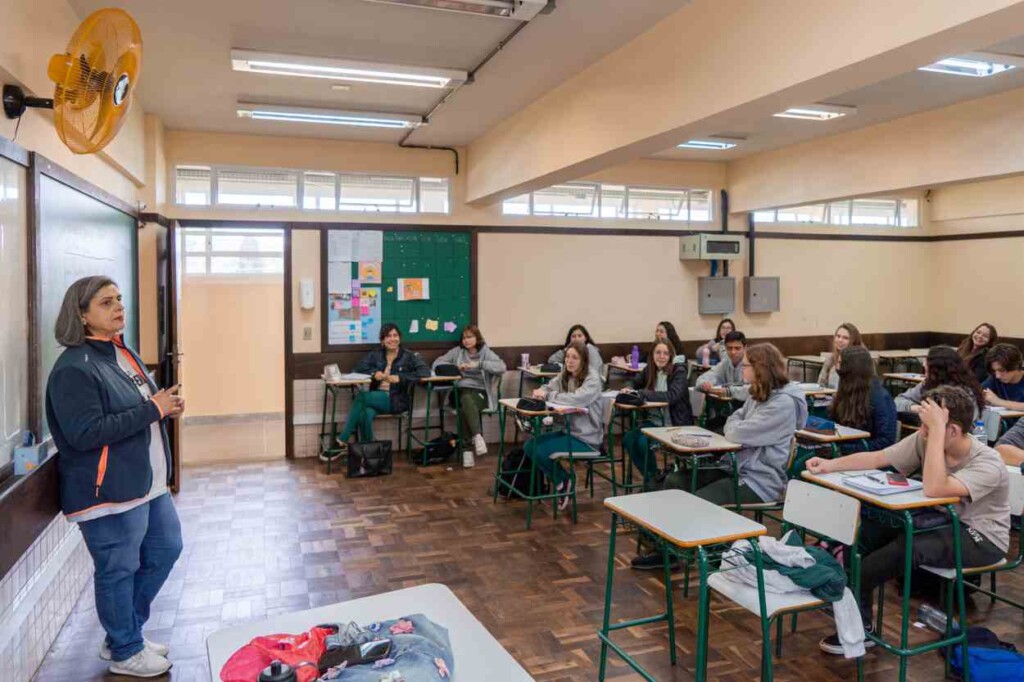 Educação estabelece novas regras para uso de celular na escola