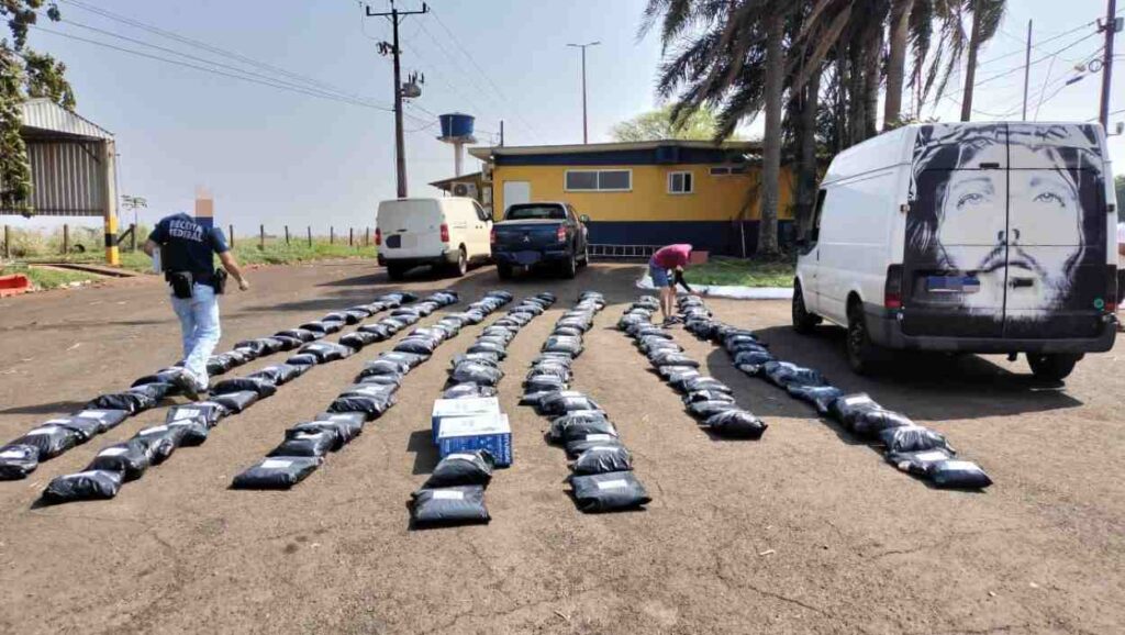 Operação na fronteira apreende 300 volumes de mercadorias em descaminho