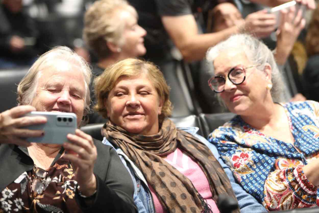 Idosos aprendem a usar aplicativos para celulares