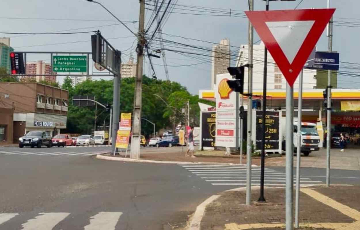 Dois cruzamentos ganham sinalização ‘siga livre’ à direita em Foz do Iguaçu