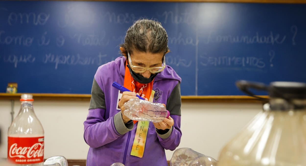 Iniciativa transforma resíduos em enfeites natalinos em Foz do Iguaçu