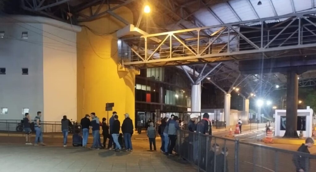 Agricultores do Paraguai montam “barreira” na Ponte da Amizade