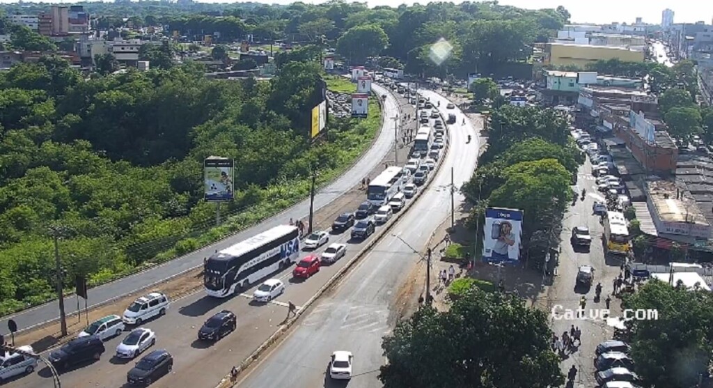 Feriado com Black Friday leva milhares de turistas e moradores ao Paraguai
