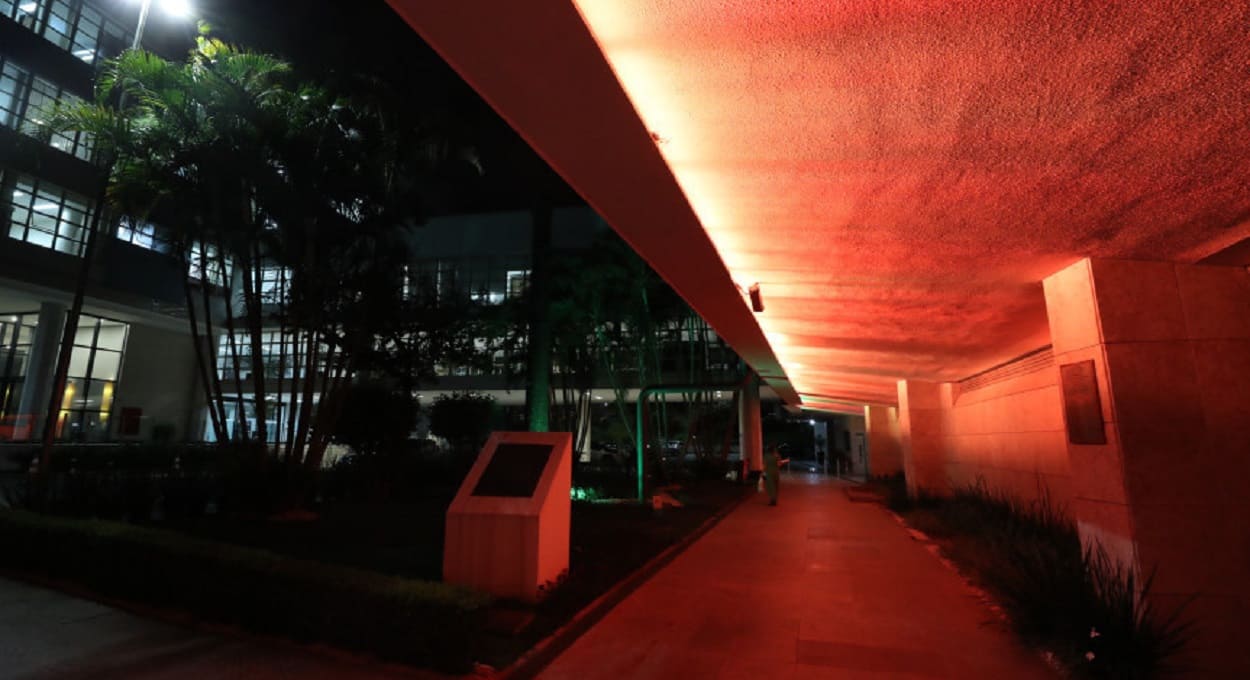 Assembleia Legislativa ilumina prédio com a cor laranja no Paraná