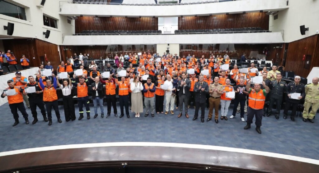 Assembleia Legislativa homenageia Defesa Civil do Paraná
