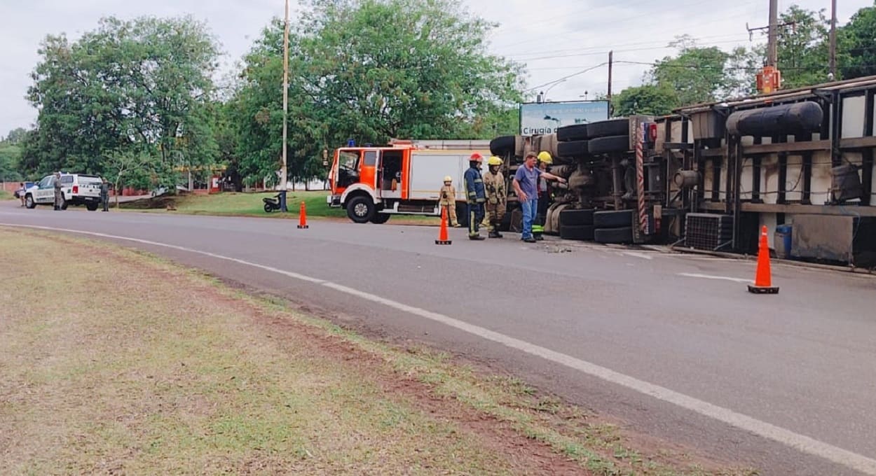 Caminhão brasileiro tomba no trevo de entrada de Puerto Iguazú