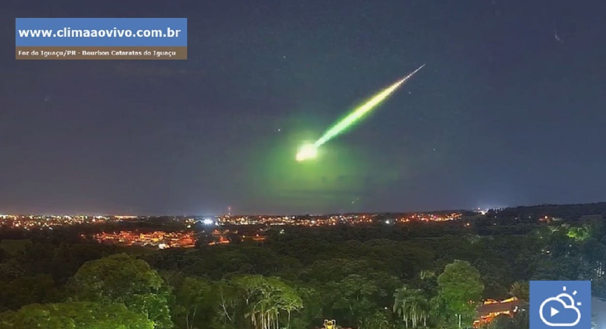 Vídeo mostra meteoro explodindo no céu de Foz do Iguaçu