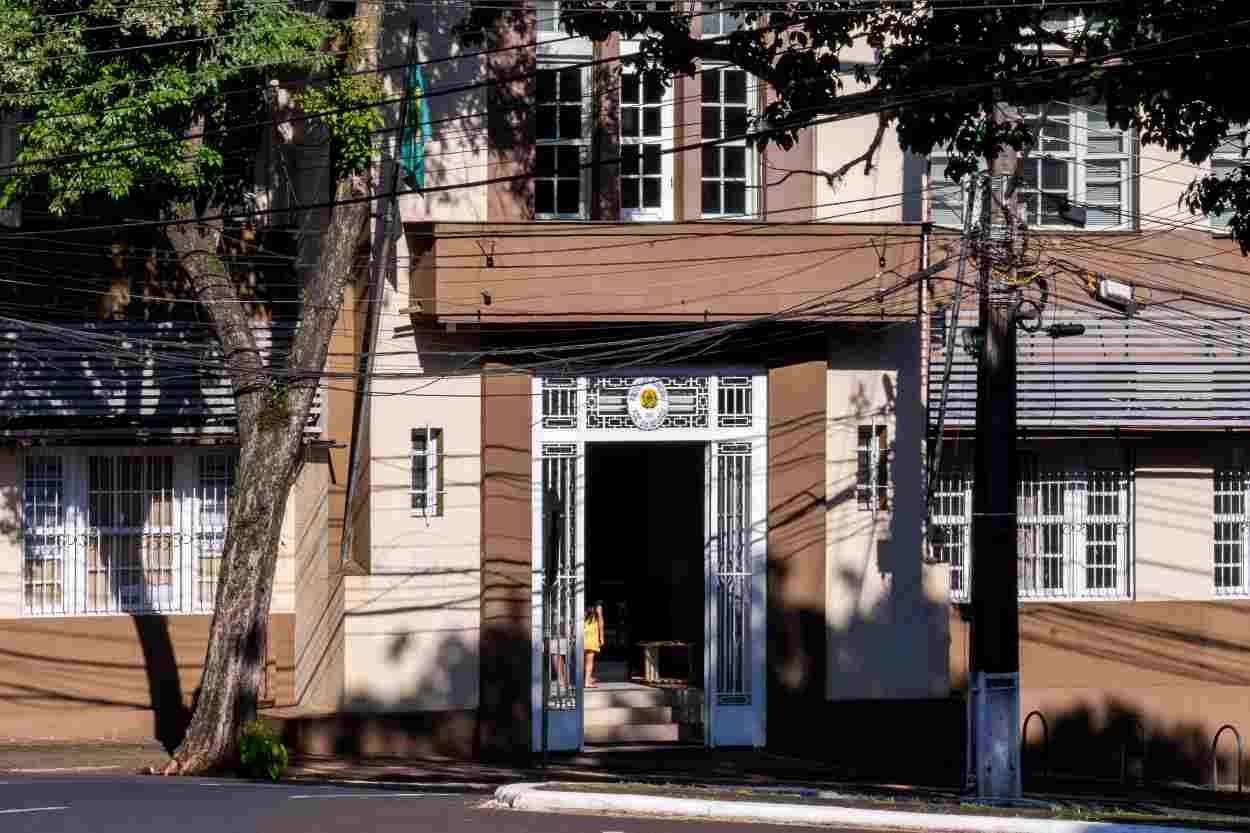 Concurso público abre vagas com salários de R$ 3 mil a R$ 9,6 mil em Foz