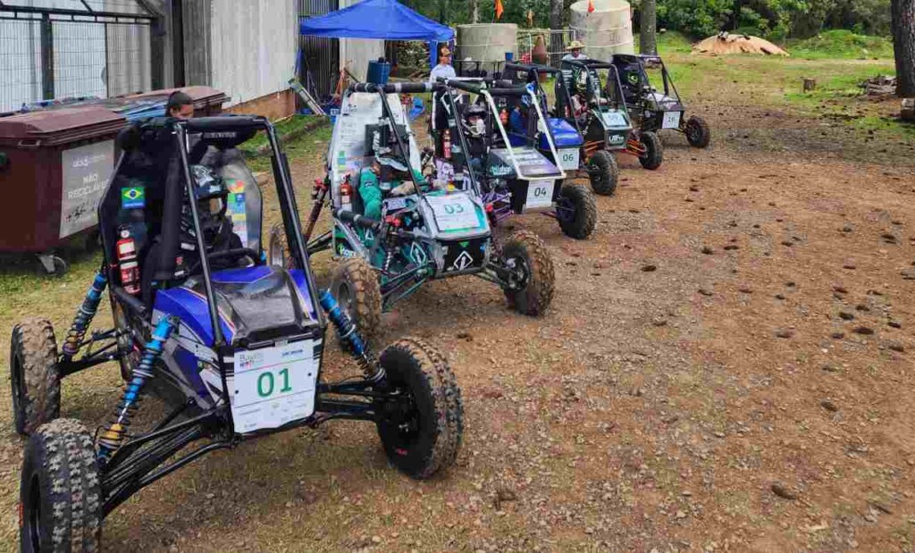 Equipe da Unioeste/Foz brilha em disputa entre protótipos de veículos off-road