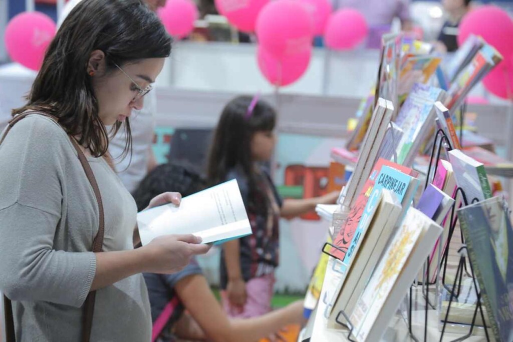 Livros à mão cheia: feira conecta ambientes à praça pública