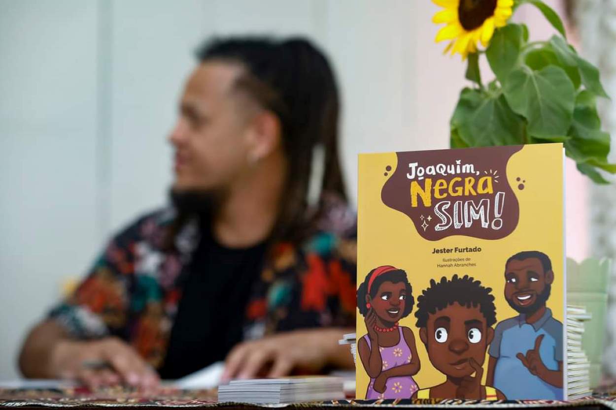 Professor lança obra sobre racismo estrutural na Feira do Livro em Foz do Iguaçu