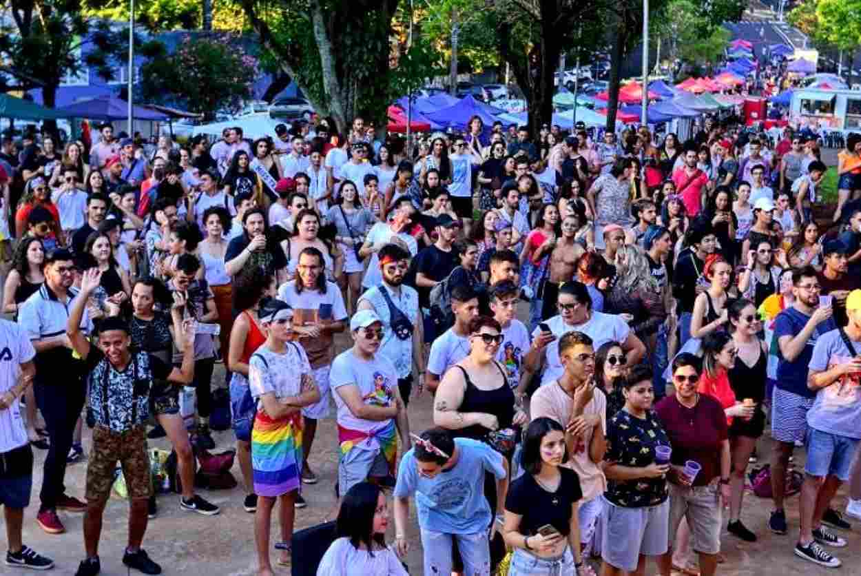 Parada do orgulho LGBT+ em Foz do Iguaçu celebra a diversidade
