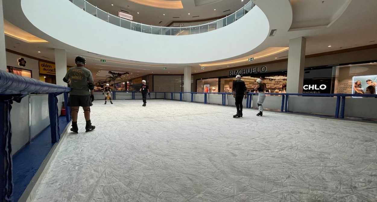 Patinação no gelo é atração no Shopping Catuaí Palladium neste feriado