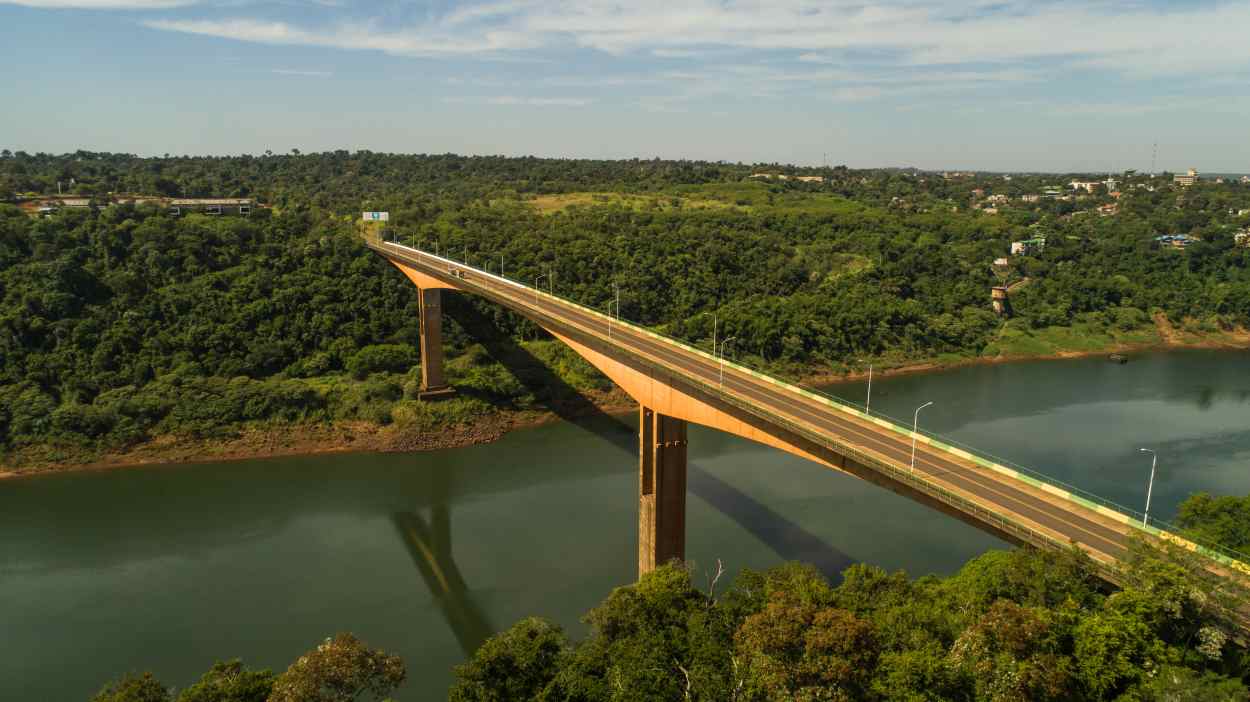 Ponte Tancredo Neves terá pare e siga no seu acesso em Foz do Iguaçu