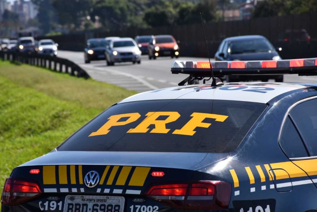 PRF prende mulher com iPhones em Foz do Iguaçu, que tentou subornar policiais