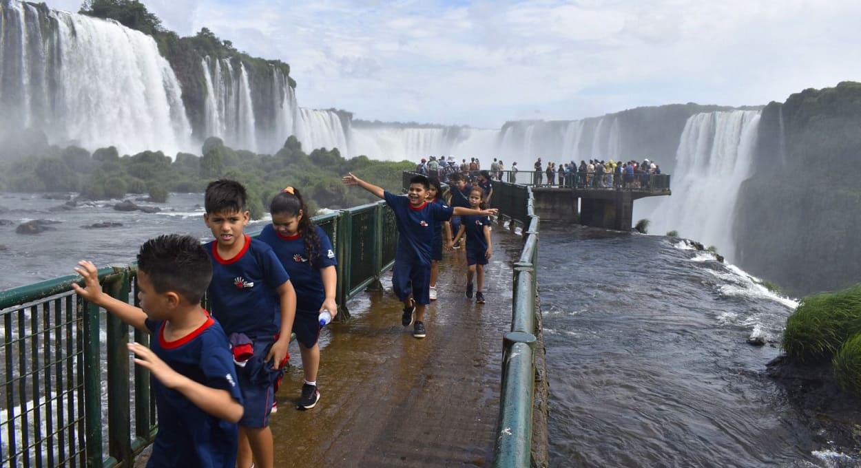 Ação Cataratas do Bem leva 170 crianças e adolescentes ao parque