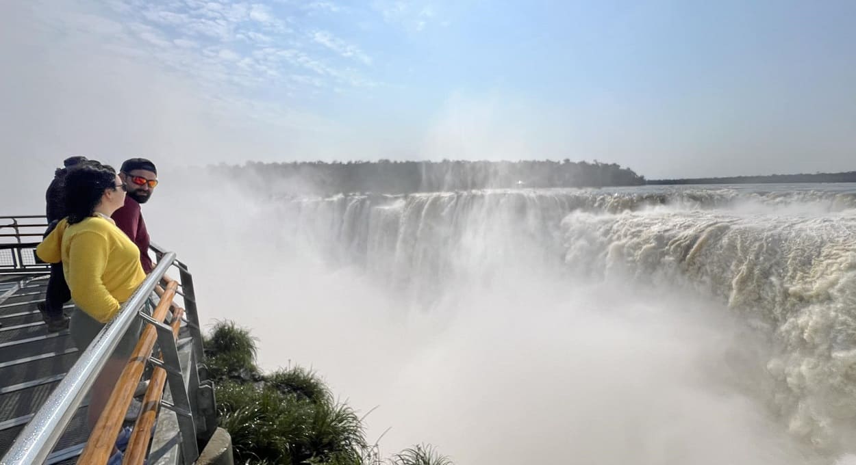 Mirante da Garganta do Diabo é o trecho mais visitado do lado argentino das Cataratas.