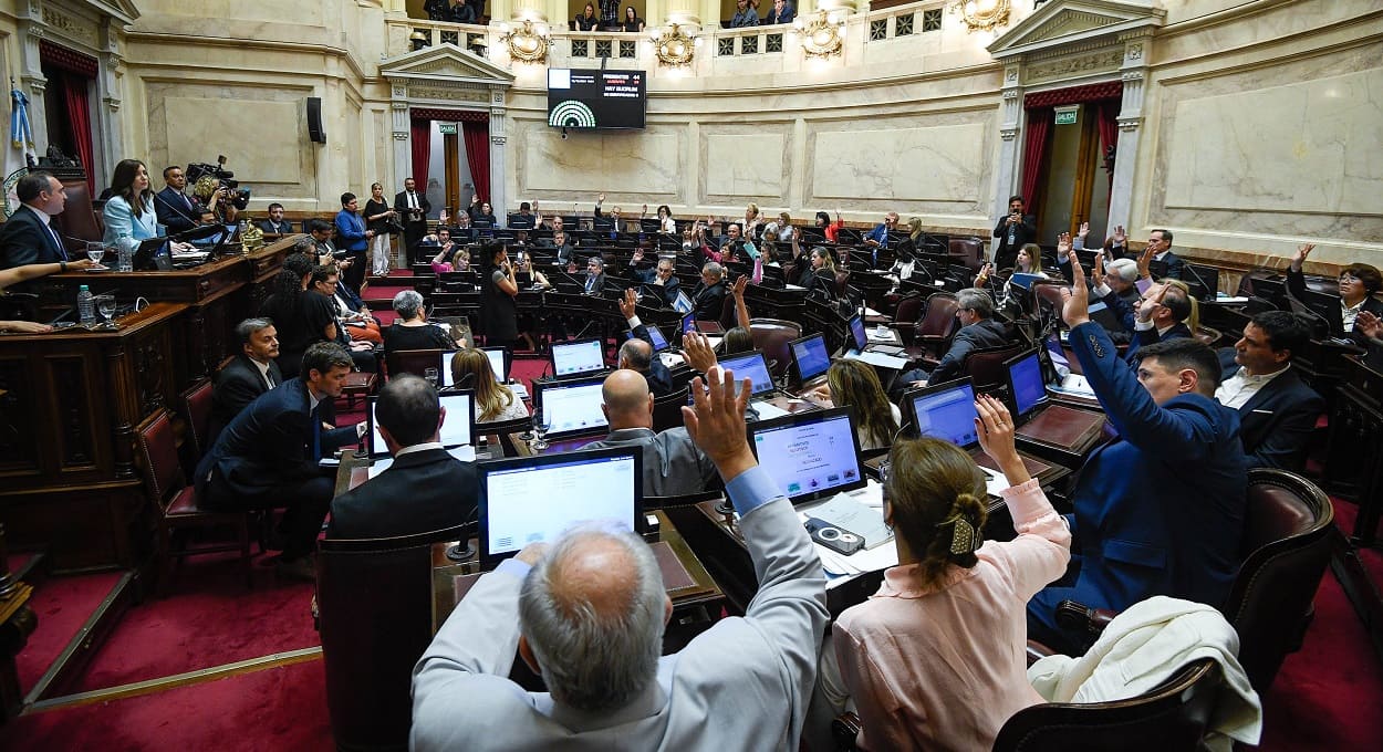 Congresso da Argentina expulsa senador detido com dólares na fronteira