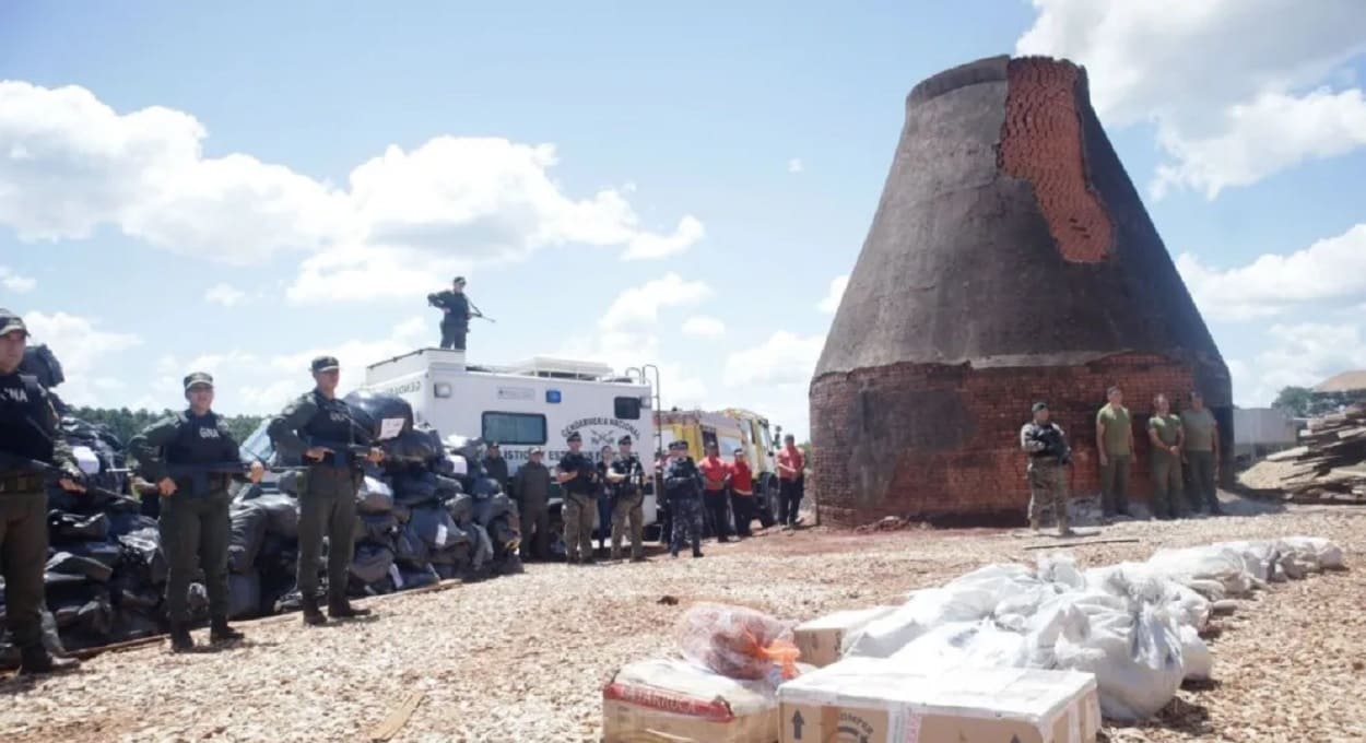 Argentina: em visita à fronteira, ministra incinera drogas