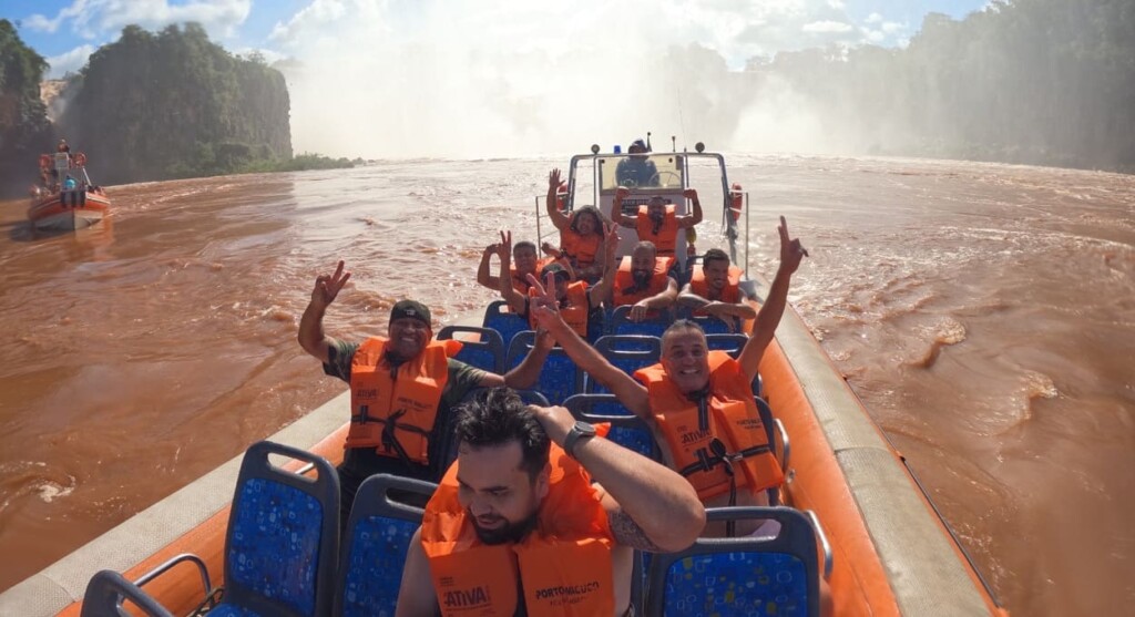 Craques do futebol brasileiro passeiam de barco nas Cataratas