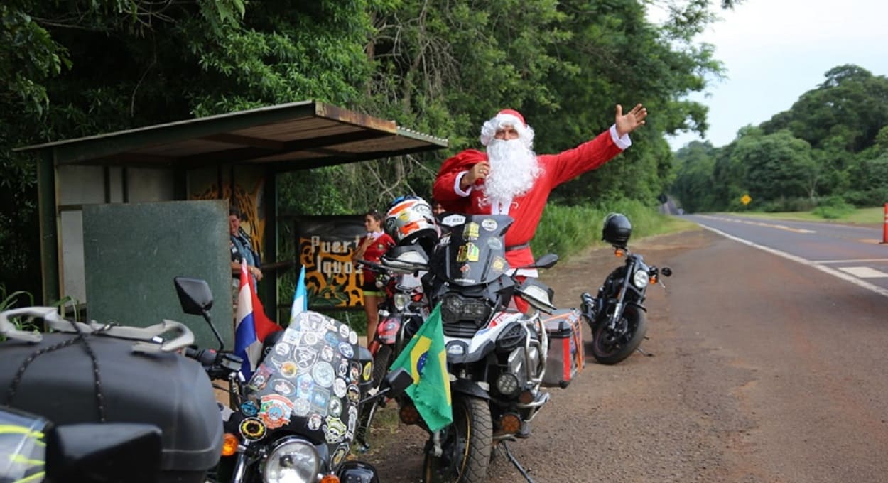 Trenó com renas? Papai Noel chega de moto na Argentina