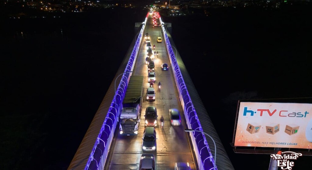 Ponte da Amizade tem iluminação especial de fim de ano – veja as fotos