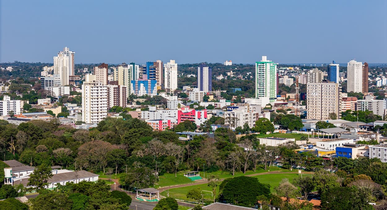 Dias têm sido de céu azul em Foz do Iguaçu, mas temperaturas não têm subido tanto.