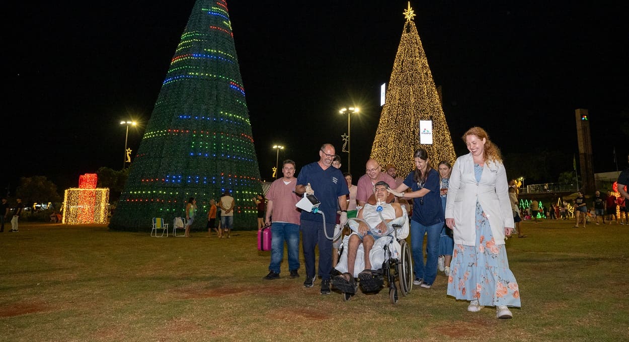 Morador com mobilidade comprometida visita o Natal no Gramadão