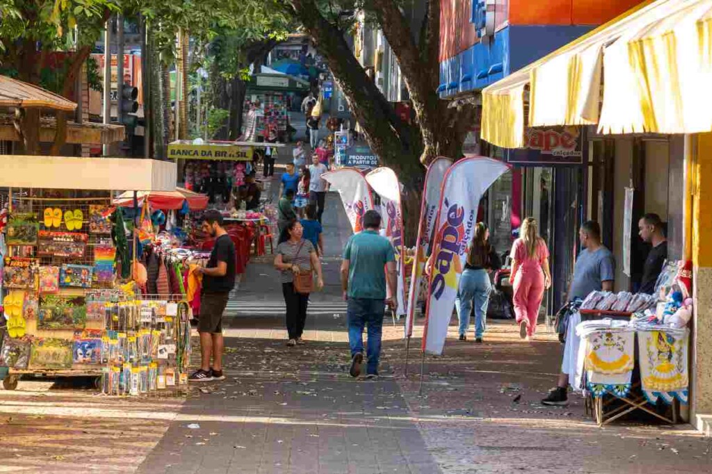 Camareira a recepcionista: 400 vagas de emprego em Foz do Iguaçu