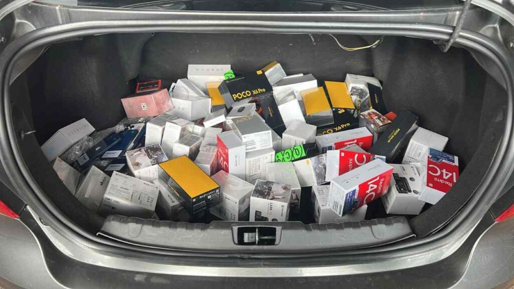 Fiscalização retém R$ 80 mil em celulares no carro de enfermeira na BR-277