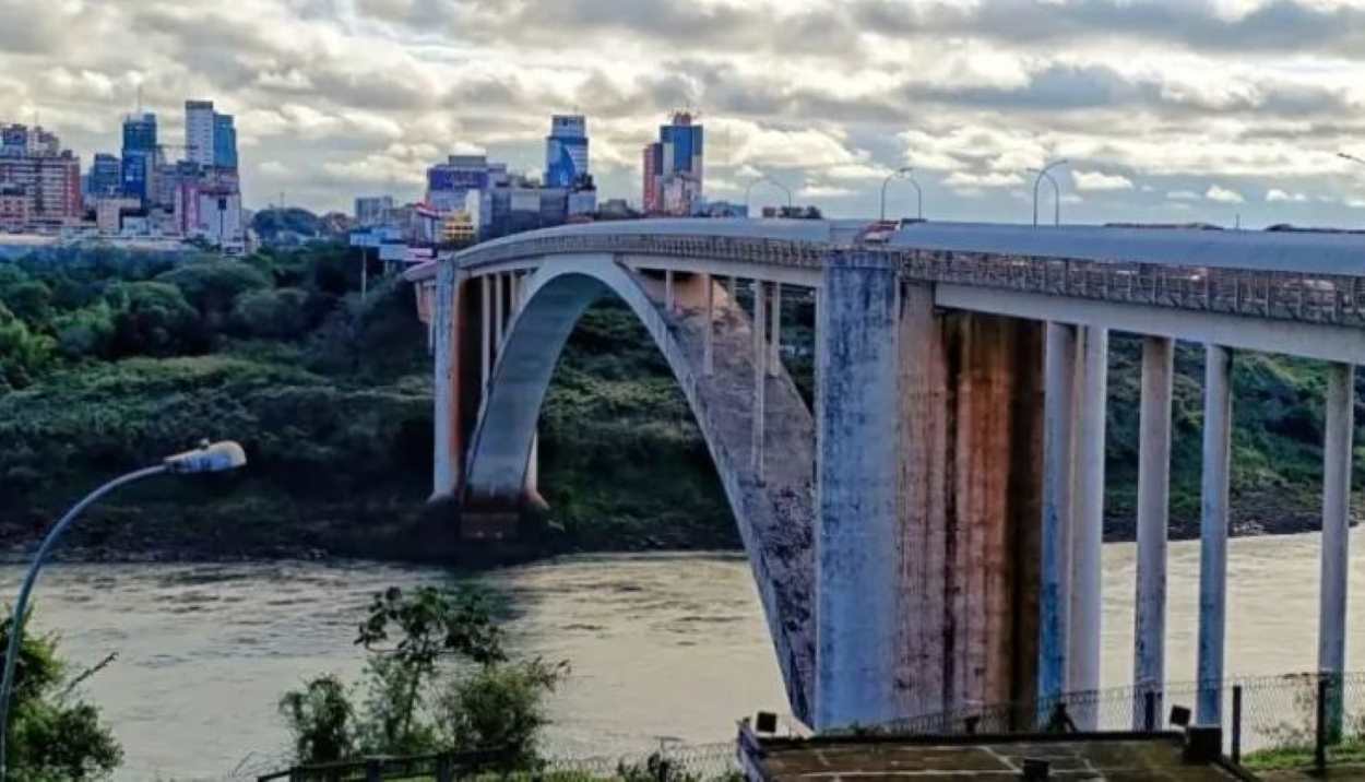 Homem trazido à força do Paraguai pede socorro e é resgatado na Ponte da Amizade
