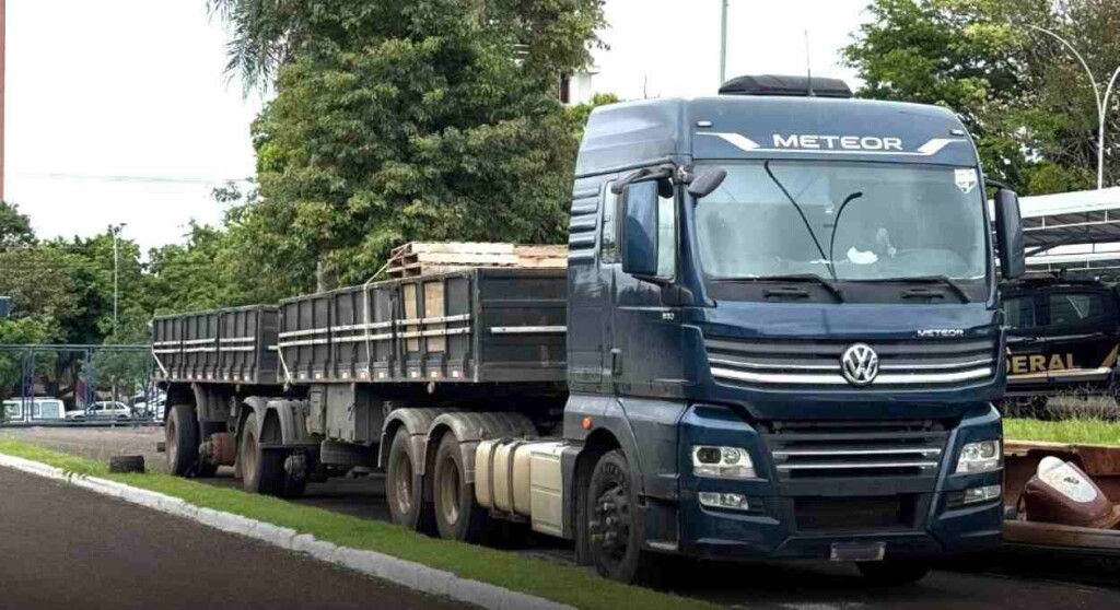 PF flagra 650 celulares em pneus de carreta na fronteira