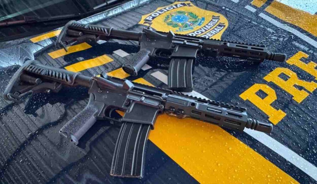Polícia encontra fuzis e 8 toneladas de droga entre farelo de milho