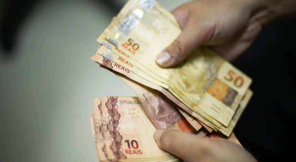 Sextou com dinheiro na conta: Paraná antecipa 13.º de servidores