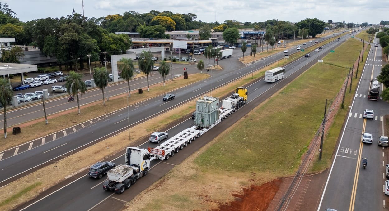 Carreta gigante que saiu de Foz do Iguaçu viajará por 20 dias